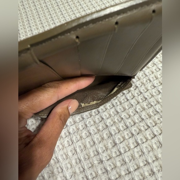 Louis Vuitton Epi Portefeuille Tri Fold - Picture 9 of 14